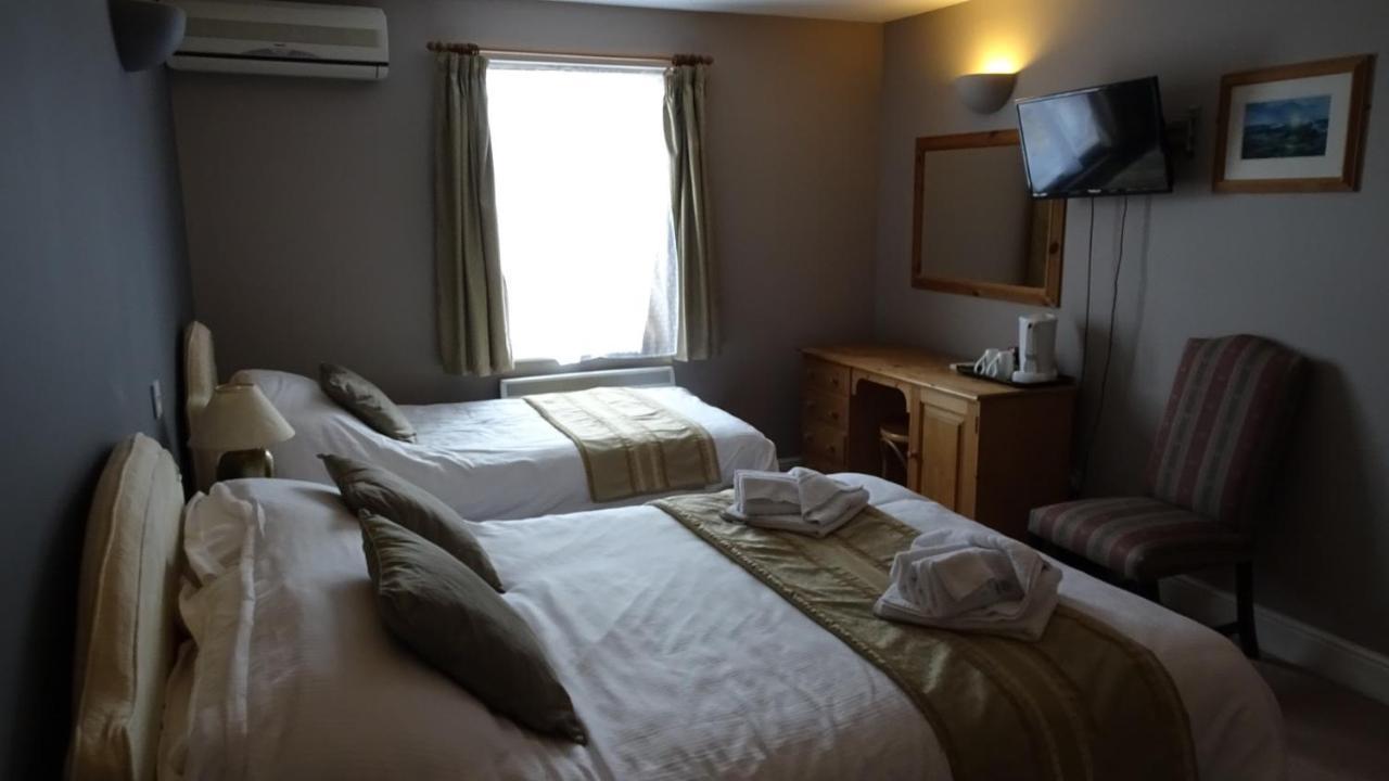 The Furze Bush Inn 纽伯里 外观 照片