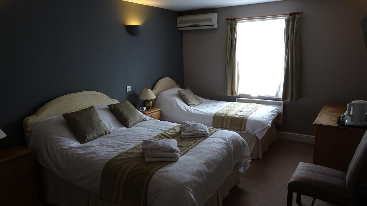 The Furze Bush Inn 纽伯里 外观 照片